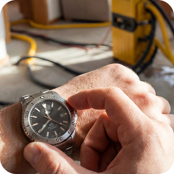 zegarek na nadgarstku symbolizujący kontrolę czasu, w tle sprzęt do osuszania