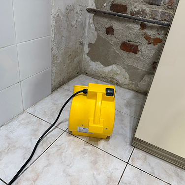 osuszanie kuchni po zalaniu w domu w Krakowie, widok szkody