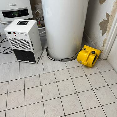 osuszanie kotlowni po zalaniu w domu w Krakowie, ustawienie sprzętu