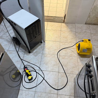 osuszanie kuchni po zalaniu w domu w Krakowie, ustawienie sprzętu