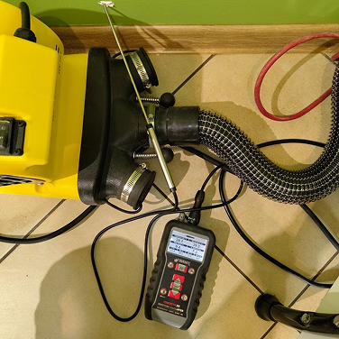 Osuszanie domu po zalaniu w wyniku pękniętego węzyka od wody, pomiar wilgotności przegordy budowalnej