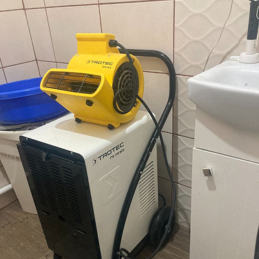 osuszanie mieszkania Szczecin, zalana łazienka ustawienie sprzętu
