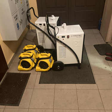 sprzęt użyty do osuszania mieszkania w Szczecinie, po zalaniu łazienki, kuchni i pokoju przez sąsiada