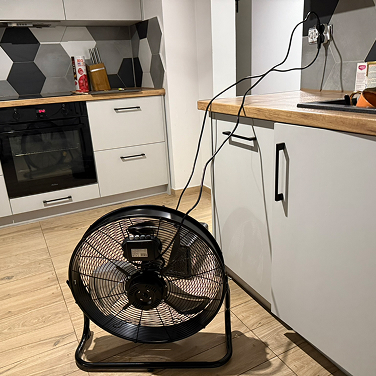 rozstawienie profesjonalnych wiartaków podczas osuszania mieszkania w Jeleniej Górze