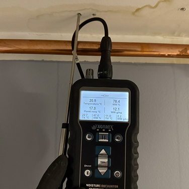 pomiar wilgotonosci przegrody budowlanej po zalaniu mieszkania w Jeleniej Górze