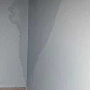 Oszuszanie w Katowicach, mieszkanie w kamienicy zalane przez sąsiada z góry, widok szkody