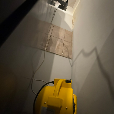 Oszuszanie w Katowicach, mieszkanie w kamienicy zalane przez sąsiada z góry, rozstaw sprzętu