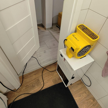 Osuszanie mieszkania w  kamienicy w Łodzi, zalana łazienka i sufit ustawienie sprzętu