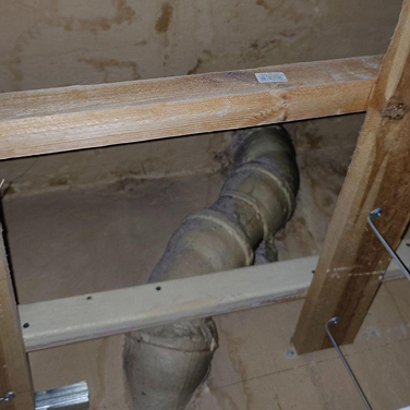 Osuszanie mieszkania w  kamienicy w Łodzi, stan ścian na poddaszu nad osuszanym mieszkaniem, widoczny