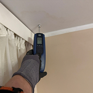 Osuszanie sufitu Świętochłowice, po zalaniu przez pękniętą rurę. Pomiar wilgotności przegrody budowlanej