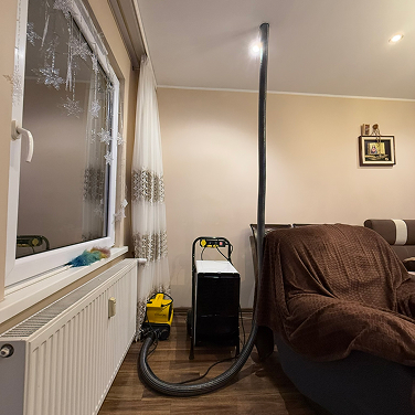 Osuszanie sufitu Świętochłowice, po zalaniu przez pękniętą rurę, ustawienie sprzętu