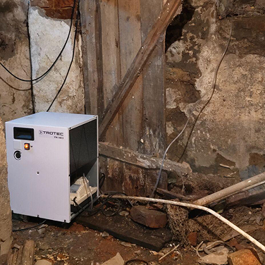 Osuszanie domu jednorodzinnego w miejscowości Nowy Las, zalana piwnica po intensywnych ulewach ustawienie  sprzętu