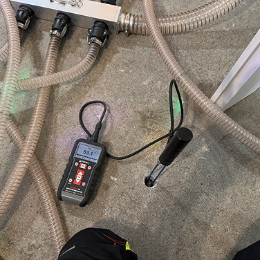 Oszuszanie podposadzkowe Ostrów Wielkopolski po ulewnych deszczach, pomiar wilgotności w trakcie osuszania