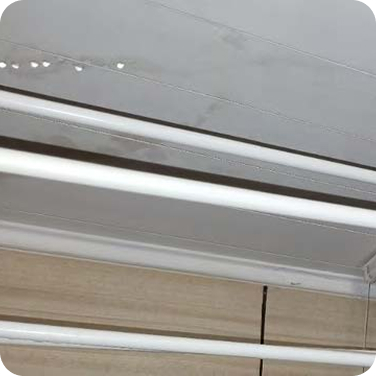 Osuszanie Radzymin łazienki zalanej przez sąsiada z góry, z powodu zepsutej pralki. Widok szkody