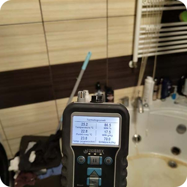 Osuszanie Radzymin łazienki zalanej przez sąsiada z góry, z powodu zepsutej pralki. Pomiar wilgotności powietrza