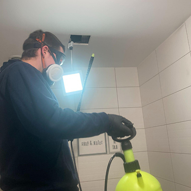 Odgrzybianie ścian w  mieszkaniu w  kamienicy w Łodzi