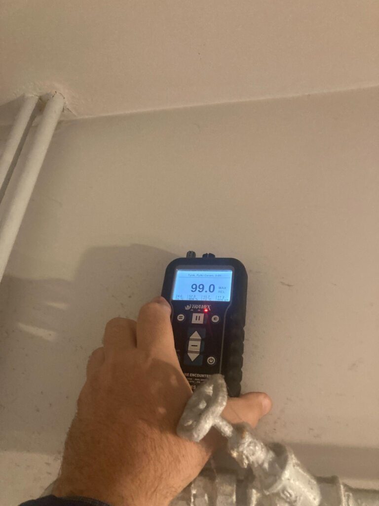 Osuszanie mieszkania w kamienicy w Łodzi, zalana łazienka i sufit pomiary